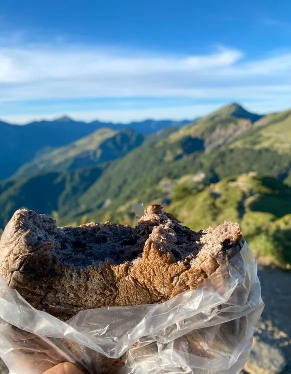 這時候吃巧克力麵包真TMD的爽