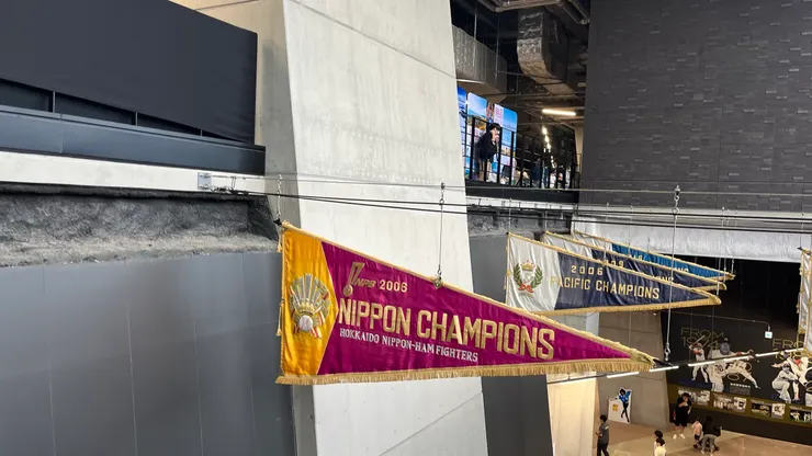 往1樓的路上，就能看見當年火腿奪冠的旗幟。