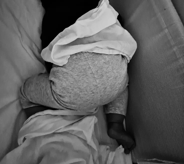 為何嬰兒可以用這種姿勢睡覺？