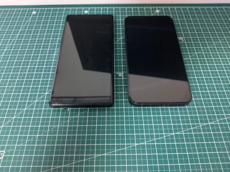 pixel 6a 和 iPhone 16e 幾乎一樣大