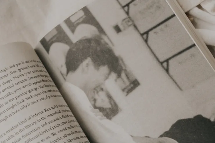 徐華《Stay True保持真誠》英文版，摯友阿建身影。