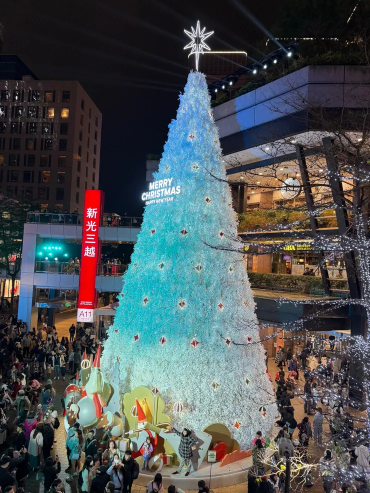 空中走廊的視角，可以俯瞰廣場，清楚的看見聖誕樹千變萬化的樣貌