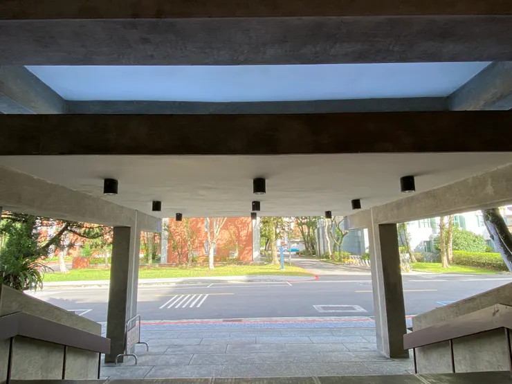 雨庇的高度跟上面那跟梁是斷開的，讓前面雨庇的獨立感更強