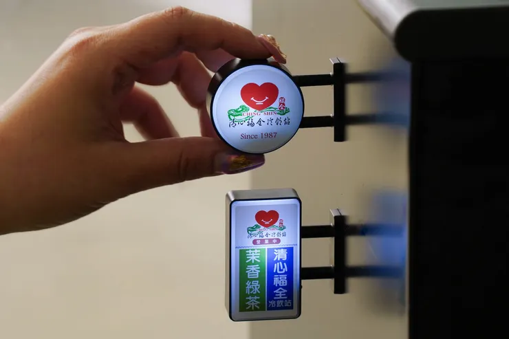 圖說：清心如意圓燈箱與復刻版直燈箱同框亮相，復刻老顧客熟悉的經典字體與舊版LOGO設計，兼具懷舊與收藏價值。（資料來源：清心福全）