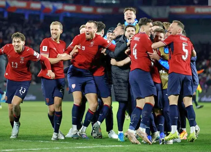 捷克勝出後球員相擁慶祝