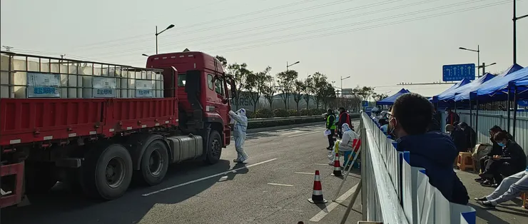 天球在高速路口伸著脖子等我們的貨車自拍