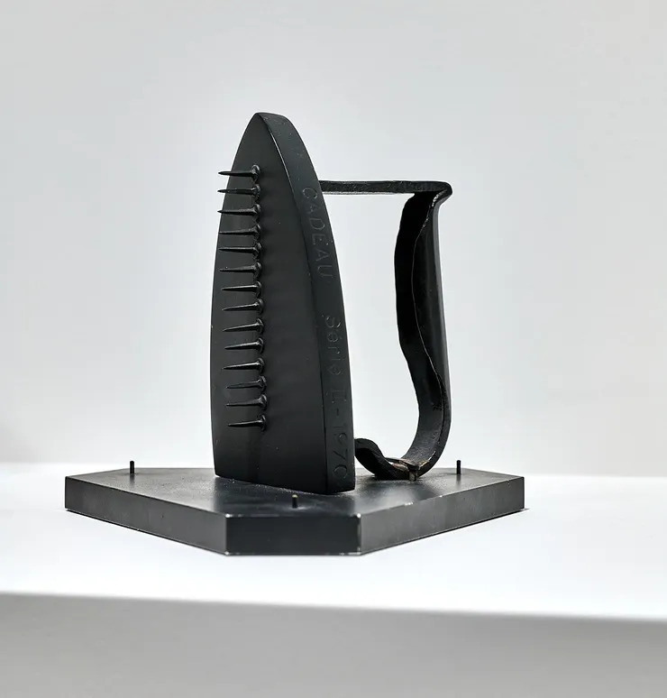 曼·雷 Man Ray,《禮物》(The Gift),1921。