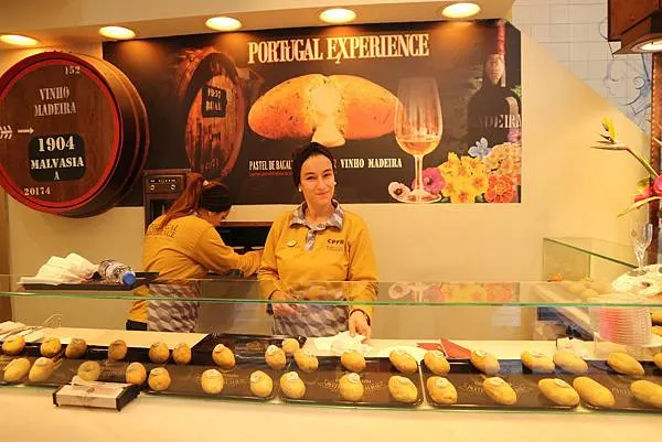 小姐你好專業還看鏡頭,不過我比較想拍你自然忙碌的樣子