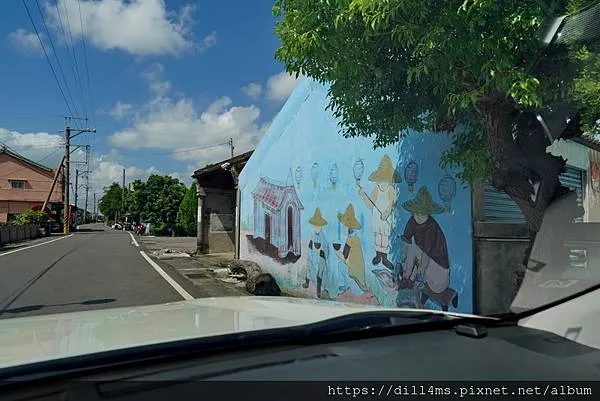 車窗看過去的彩繪牆已然褪色