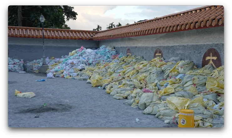 因中央政府宣導後,志工開始堆積的沙包