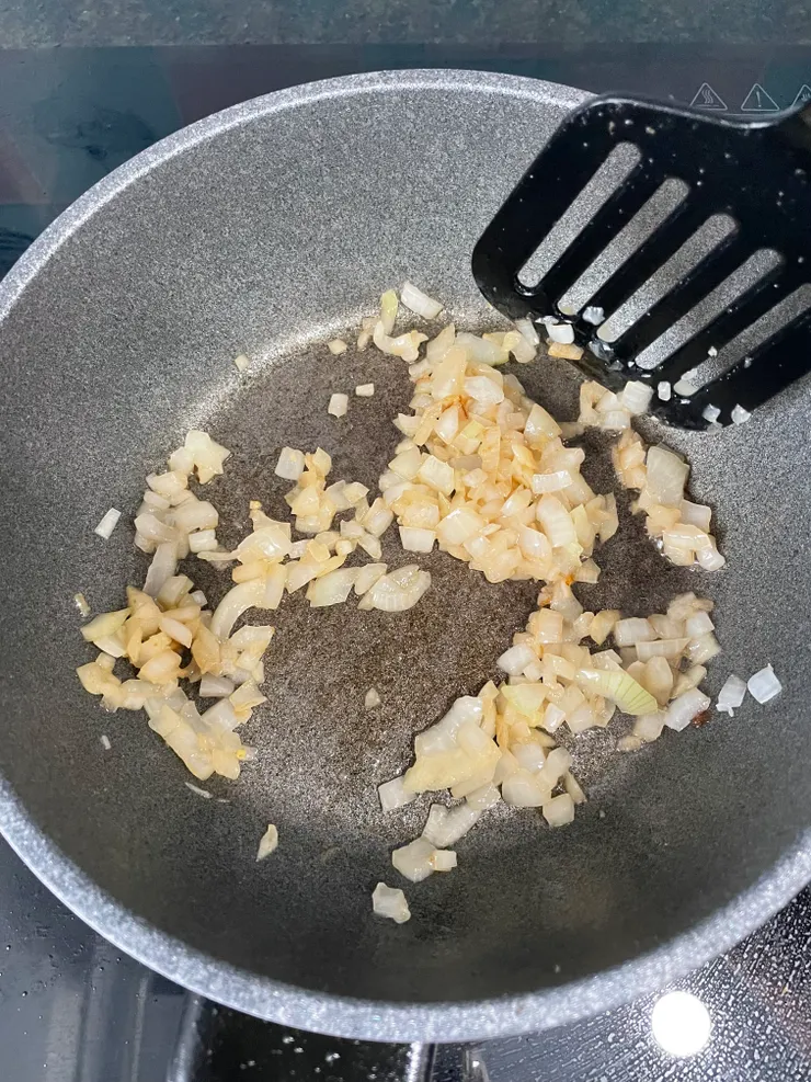 洋蔥碎炒過去嗆味增甜味