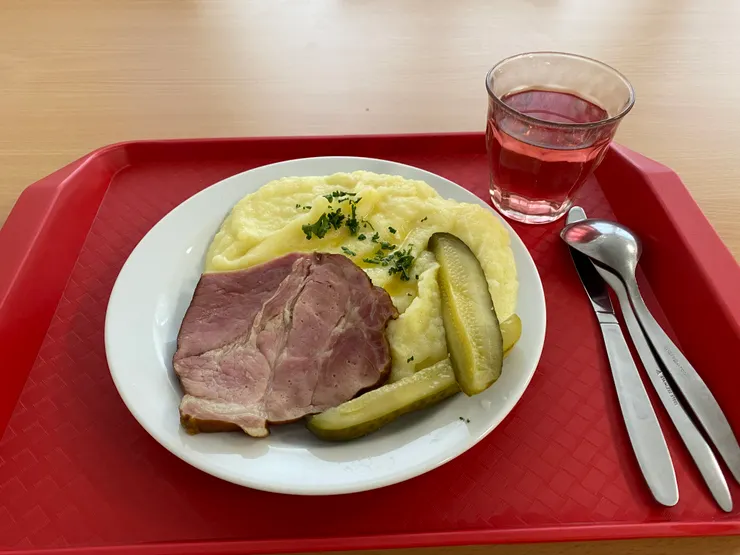 豬肉+馬鈴薯泥+醃漬黃瓜