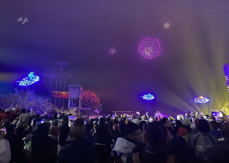 仙人凌空與無人機排成花朵 ([陳傳義]拍攝)