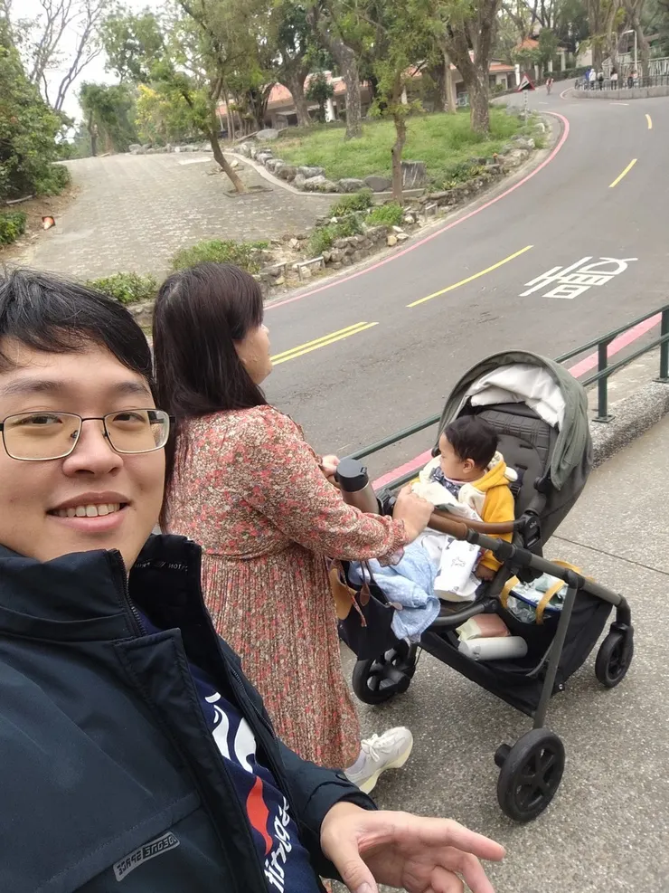 正在從停車場走到門口途中