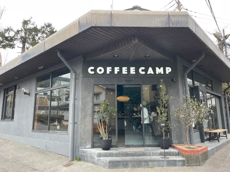 樂宏在「強羅」的這間咖啡廳等我們，我外帶一杯咖啡滿好喝的