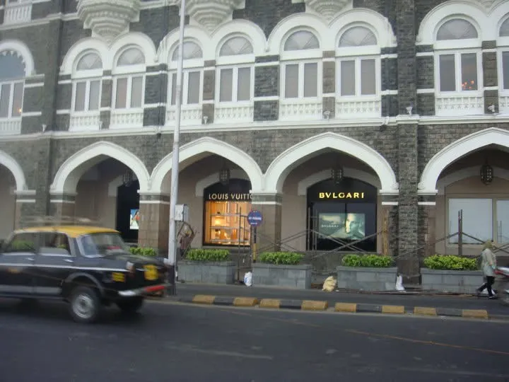 印度貧富懸殊，因為千萬年仍在的種姓制度，所謂的賤民翻不了身，也不可能被思想改造！中間層次，有機會唸書去美國🇺🇸，而且能夠留在美國發展的人，通常不願意回印度🇮🇳但是現在，我不確定了⋯