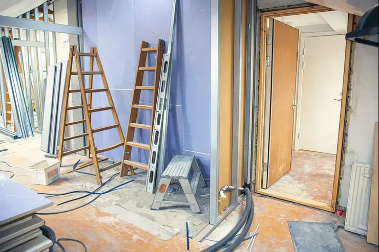 裝修詐騙金額動輒上百萬,新北社區爆發 8 千萬裝潢糾紛。專家指出,工程款一次付清、缺乏第三方履約保證,才是消費者最大風險來源。