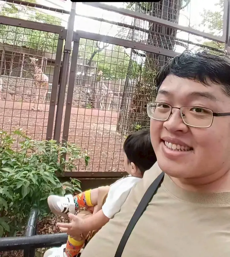 吃飽的珍豬....爸爸帶來散步