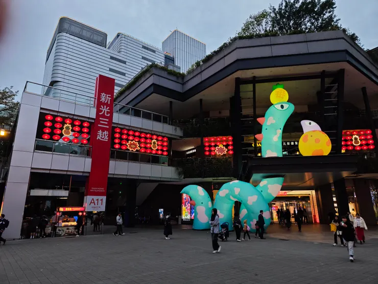 節日到來時氛圍佈置得當的商場