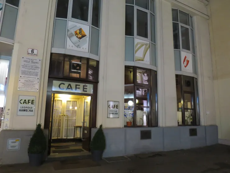 藏身在葛拉本大街旁的巷弄，哈維卡咖啡