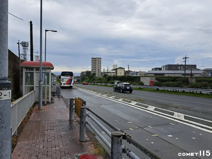 武藏之丘站設在高速公路的避車道，公車不用上下交流道就可以載客