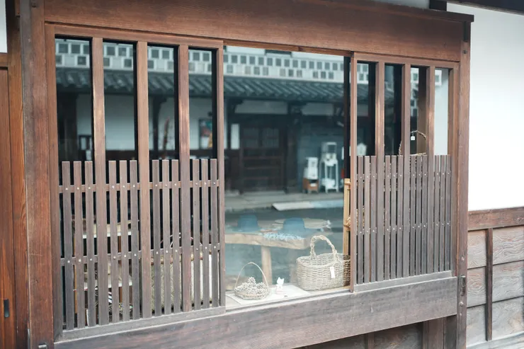 窗戶的倒影與店内景象的重叠