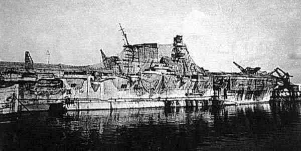 正在組裝的天鷹號覆蓋著偽裝布