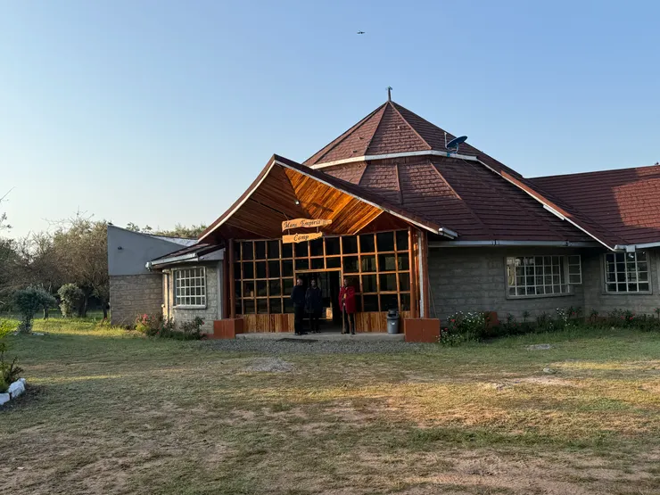 Camp的外觀～一開始一樣有好喝的迎賓飲料，而且服務人員會輪流穿制服及馬賽傳統服飾，非常美麗～
