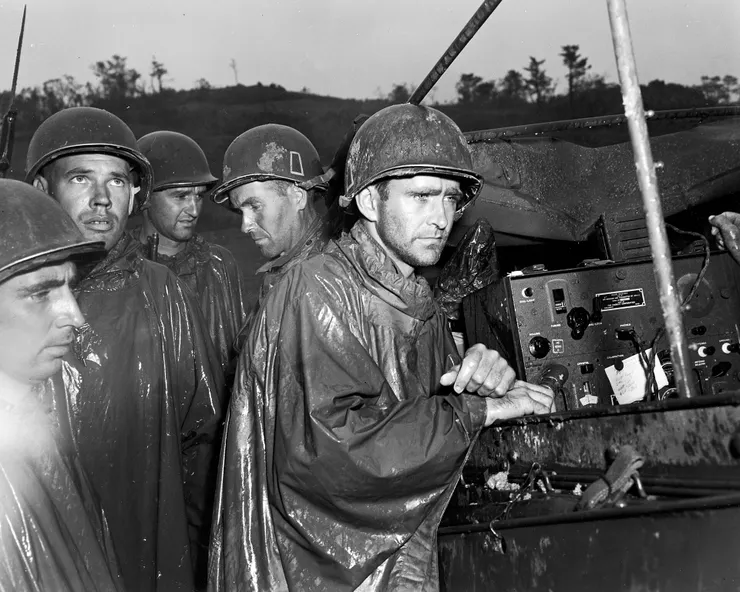 (1945.5.8)在沖繩收聽歐洲戰區終戰消息的美軍