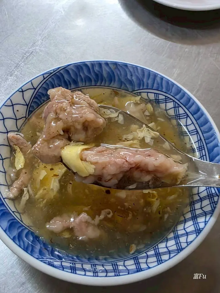 我必須老實說，比起紅糟肉，它們家的肉羹更深得我心!，湯頭柴魚風味濃郁，清甜好喝，會想要再喝一碗!