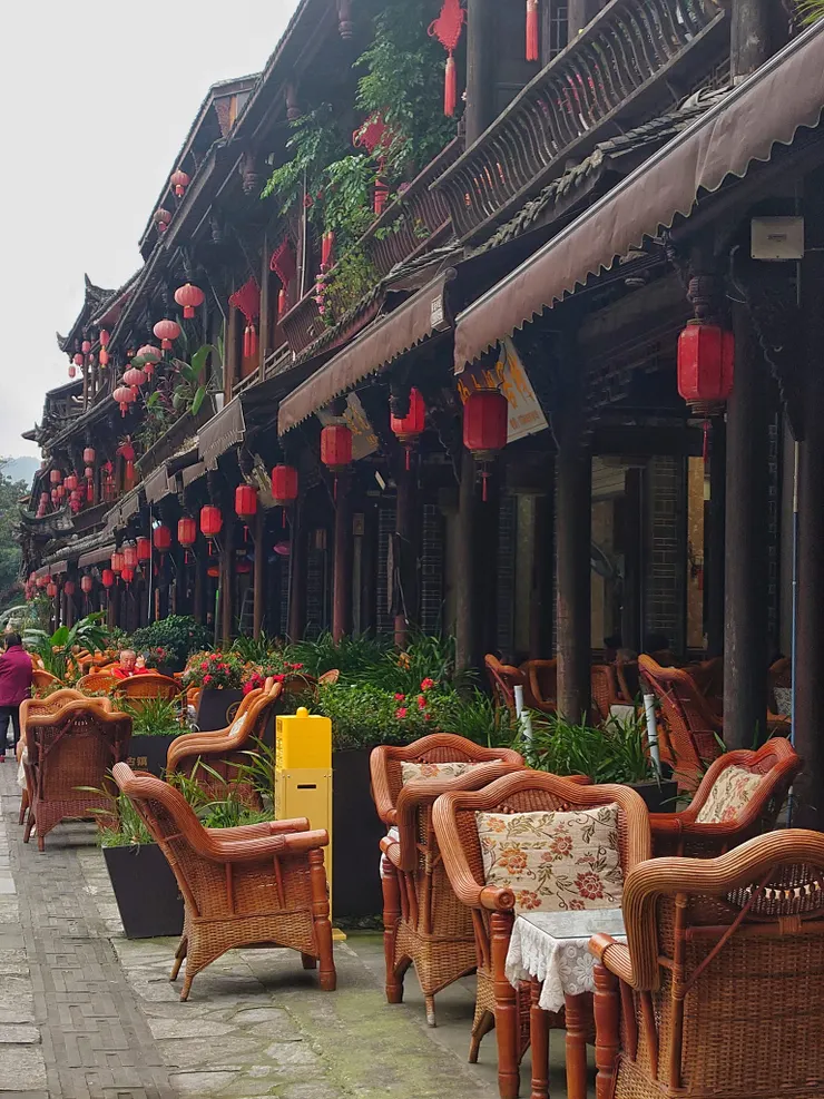 從主要停車場進入古鎮的路