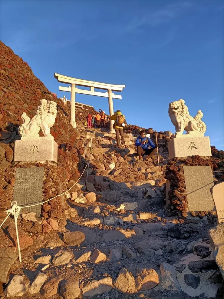 鳥居到了也表示登頂不遠了！但是呼吸越來越喘了，舉步維艱！