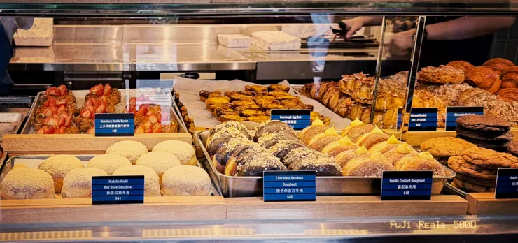 展示櫃內各式各樣的甜麵包，賣相都十分吸引