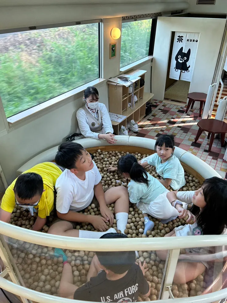 小孩子在球池很開心，工作人員有點無奈