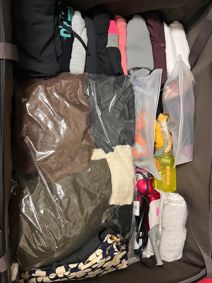 行李箱第一層是全部的衣服