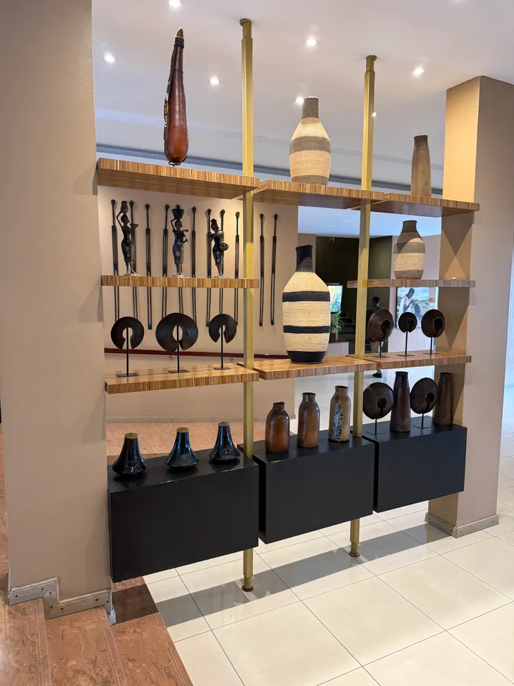 飯店過安檢後，映入眼簾具非洲民族風的典雅裝潢