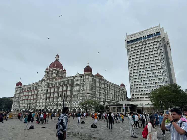 從印度門廣場看向泰姬瑪哈酒店,隔壁是同集團的高級現代飯店