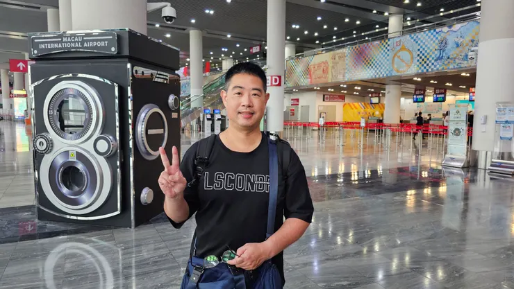 我在澳門國際機場的出境大廳!早上是離峰時間旅客不多!
