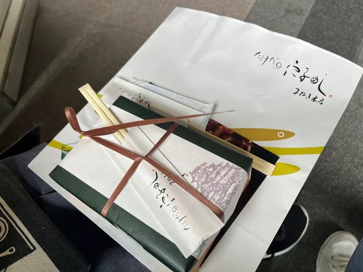 包裝得很精緻漂亮，包裝紙還印著姬路城