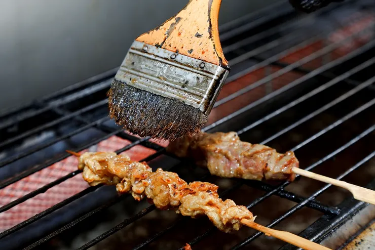 圖說：焦糖楓串燒現點現烤完全不油炸，並使用遠紅外線烤爐，落實無煙燒烤。（資料來源：焦糖楓）