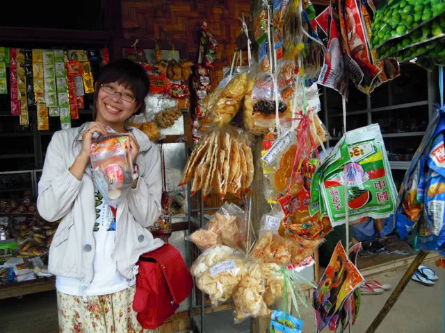 鎮上沒什麼，但餅乾零食很齊全，很多中國製產品