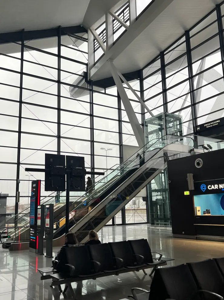 上去就是火車站，只是買票的機器一開始不太會操作，連當地人都不太會