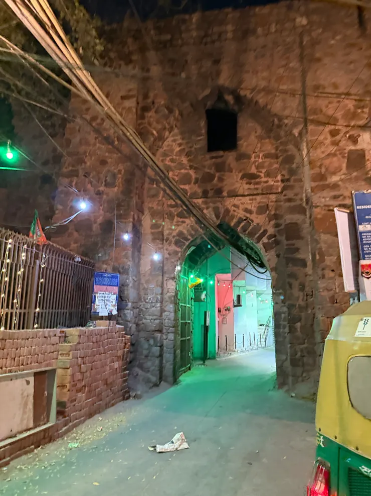 從這個地方拉行李進去民宿