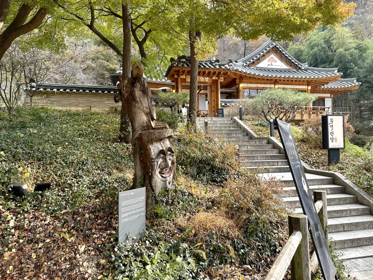 木覓山房與韓國人的微笑木雕(Ms. 7拍攝)