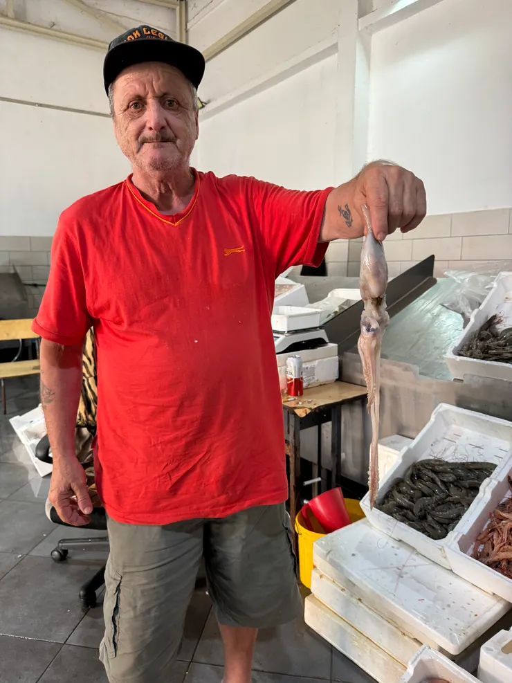 魚販們看著稀有的亞洲面孔跟我們推銷新鮮魚貨