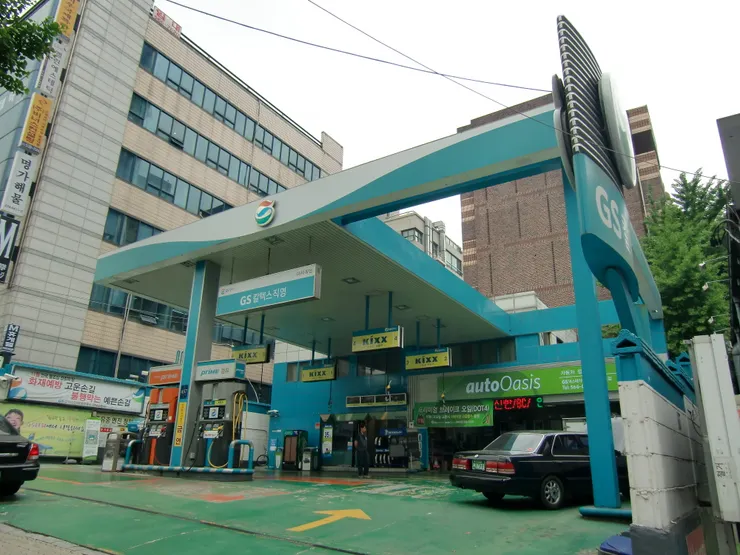 馬路邊上的 GS Caltex 加油站