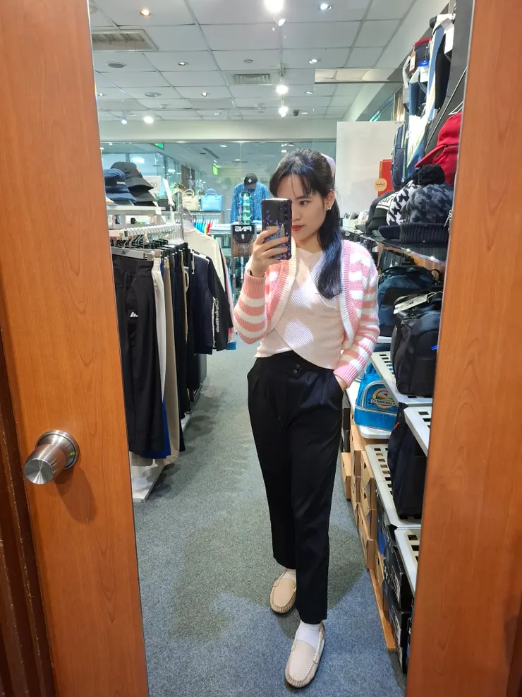 無論夏裝還是冬裝，服裝搭配在色調上舒適宜人，不外乎色不過三的大原則