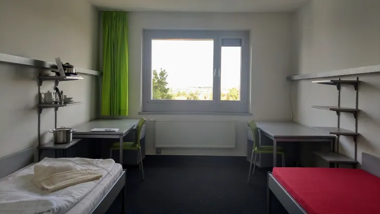 Wohngemeinschaft（WG），有三間房間，廚房浴室共用，但現在只有我一人獨享。白天害晚上都超熱，好險有帶一台小台的手持風扇，感覺回到在成功嶺的日子（？