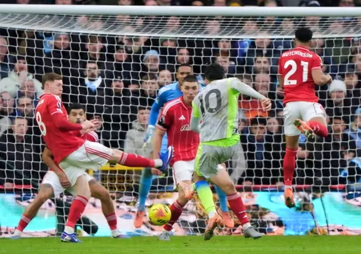 卓基抽射破網助曼城險勝2:1