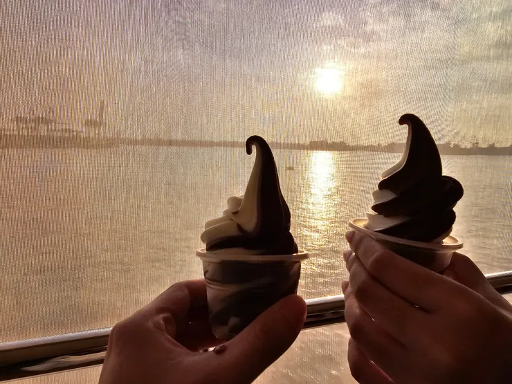 買了好吃又便宜的綜合冰淇淋來吃